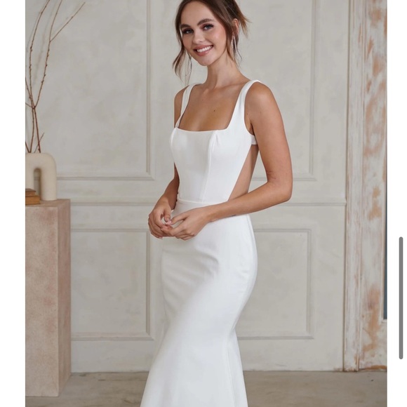 Chic Ivory Bridal Gown with Button Detail - Picture 4 of 12